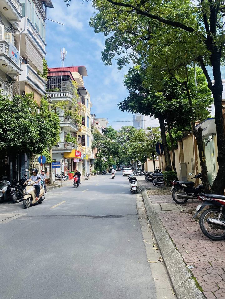 BÁN NHÀ MẶT PHỐ HOÀNG SÂM- CẦU GIẤY DIỆN TÍCH 34M- 5 TẦNG- MẶT TIỀN 3.5M- VỈA HÈ- Ô TÔ TRÁNH- GIÁ CHỈ 10 TỶ