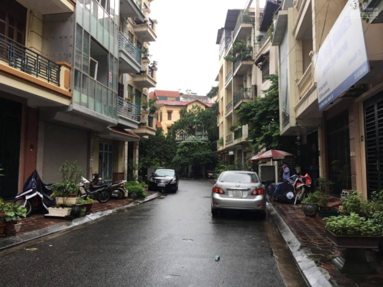 ban-nha-ngo-2-giang-vo-o-to-vao-tan-cua