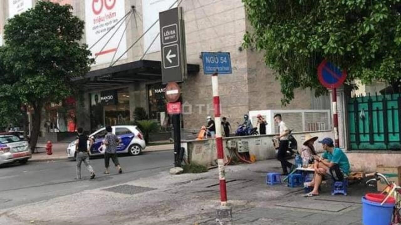 nha-ngo-54-nguyen-chi-thanh-o-to-vao-tan-ngo