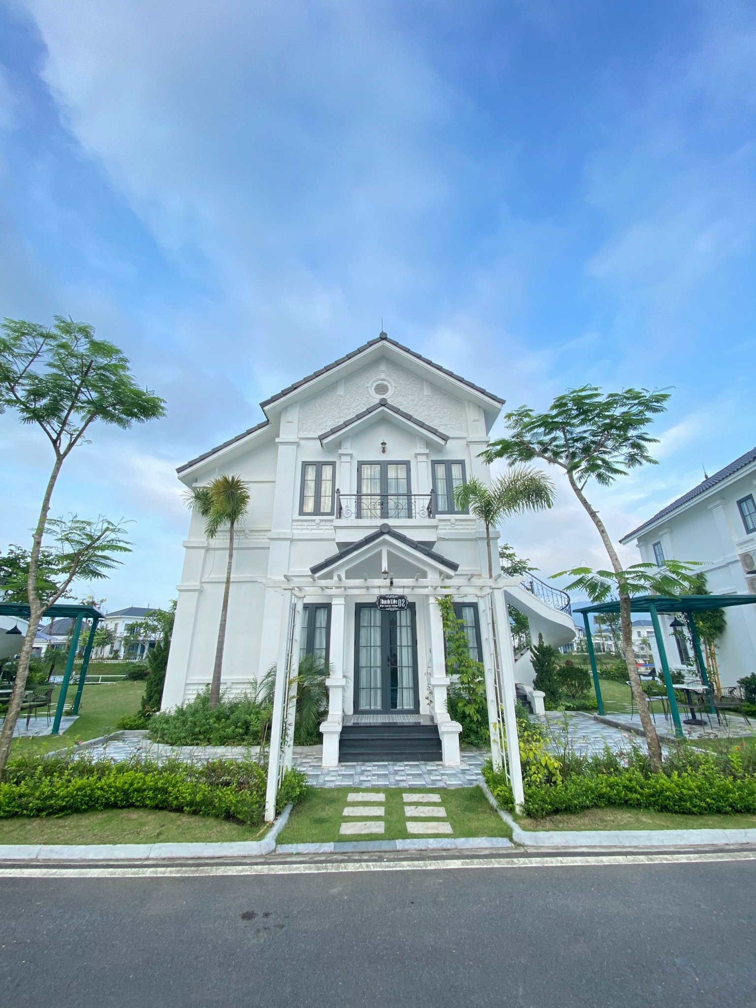 Biệt thự Thanh Liên 2 tầng 3pn + 1 giá 7,2 tỷ diện tích 360m2 bàn giao full nội thất cao cấp 5 sao