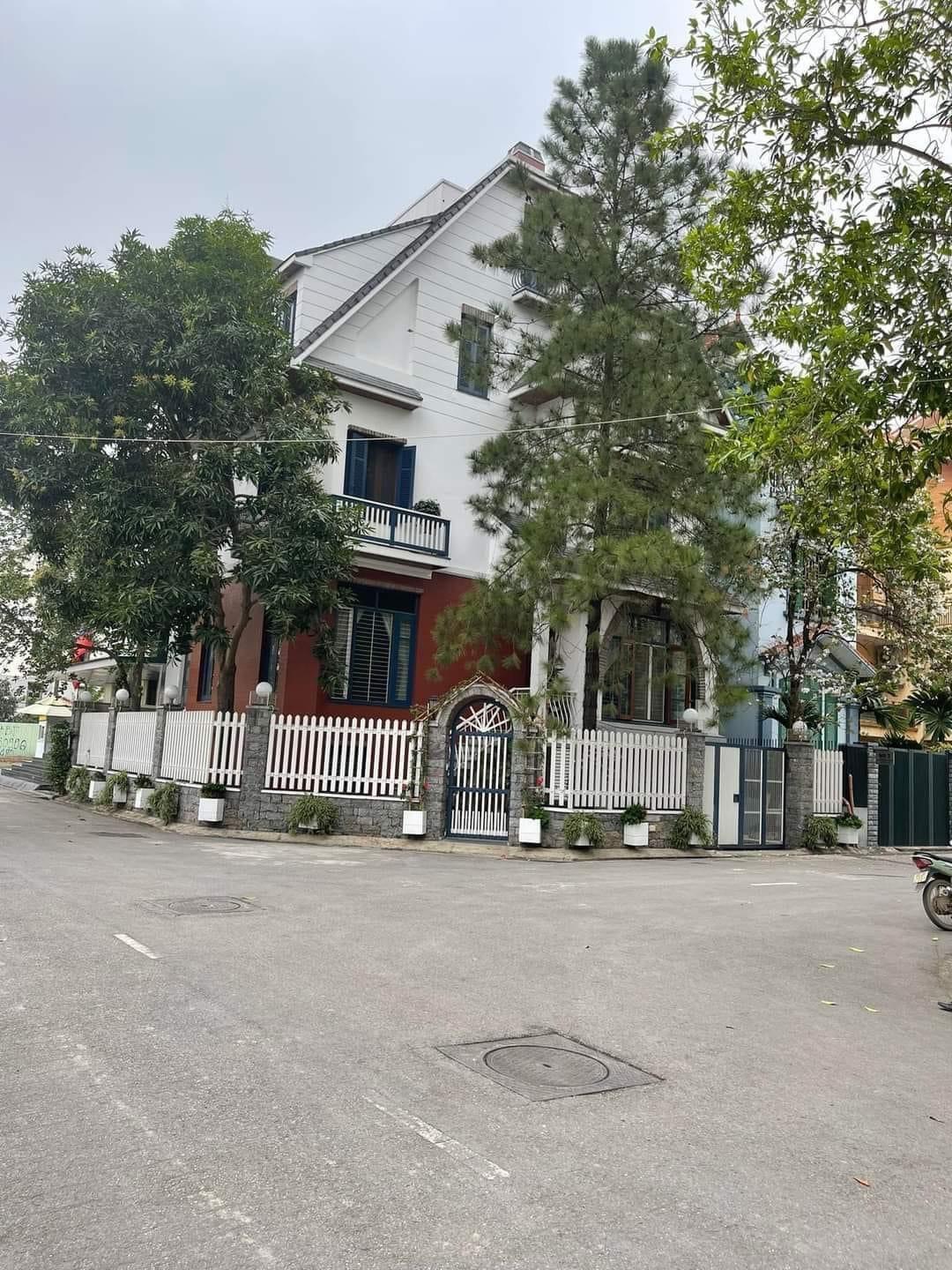 Biệt thự có hầm lô góc 3 mặt thoáng gần DLeroi Solei và Lotte Tây Hồ - 200m x 5 tầng giá 80 tỷ