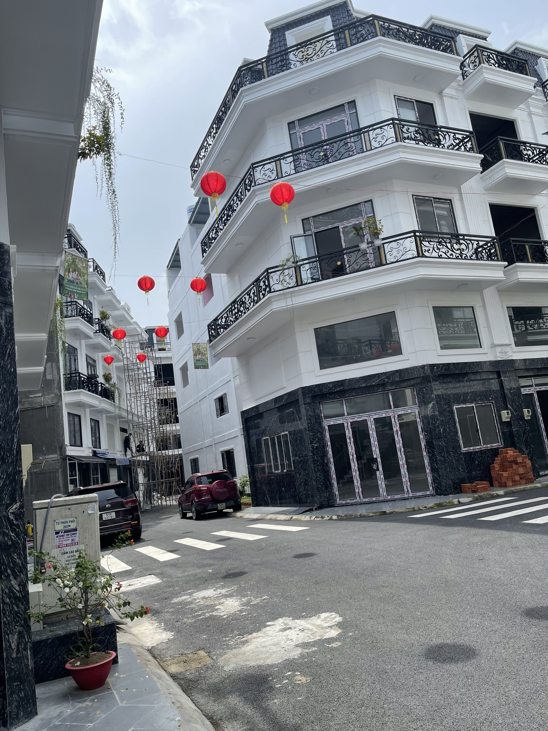 Nhà phố Châu Âu giữa lòng trung tâm Quận 12 . Sổ sẵn , nhà đã hoàn thiện dọn vào ở ngay. Giá chỉ 25tr/m2. Liên hệ e để