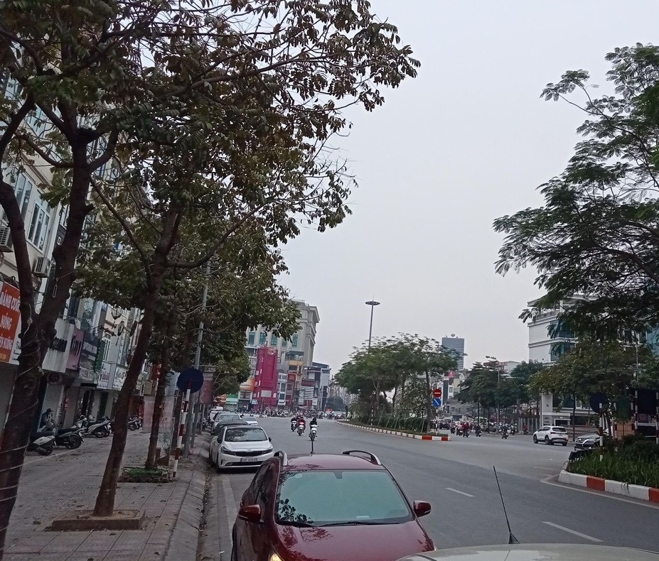 GIẢM GIÁ SỐC-MẶT PHỐ HOT NHẤT THỦ ĐÔ-VỈA HÈ ĐÁ BÓNG-KINH DOANH SẦM UẤT