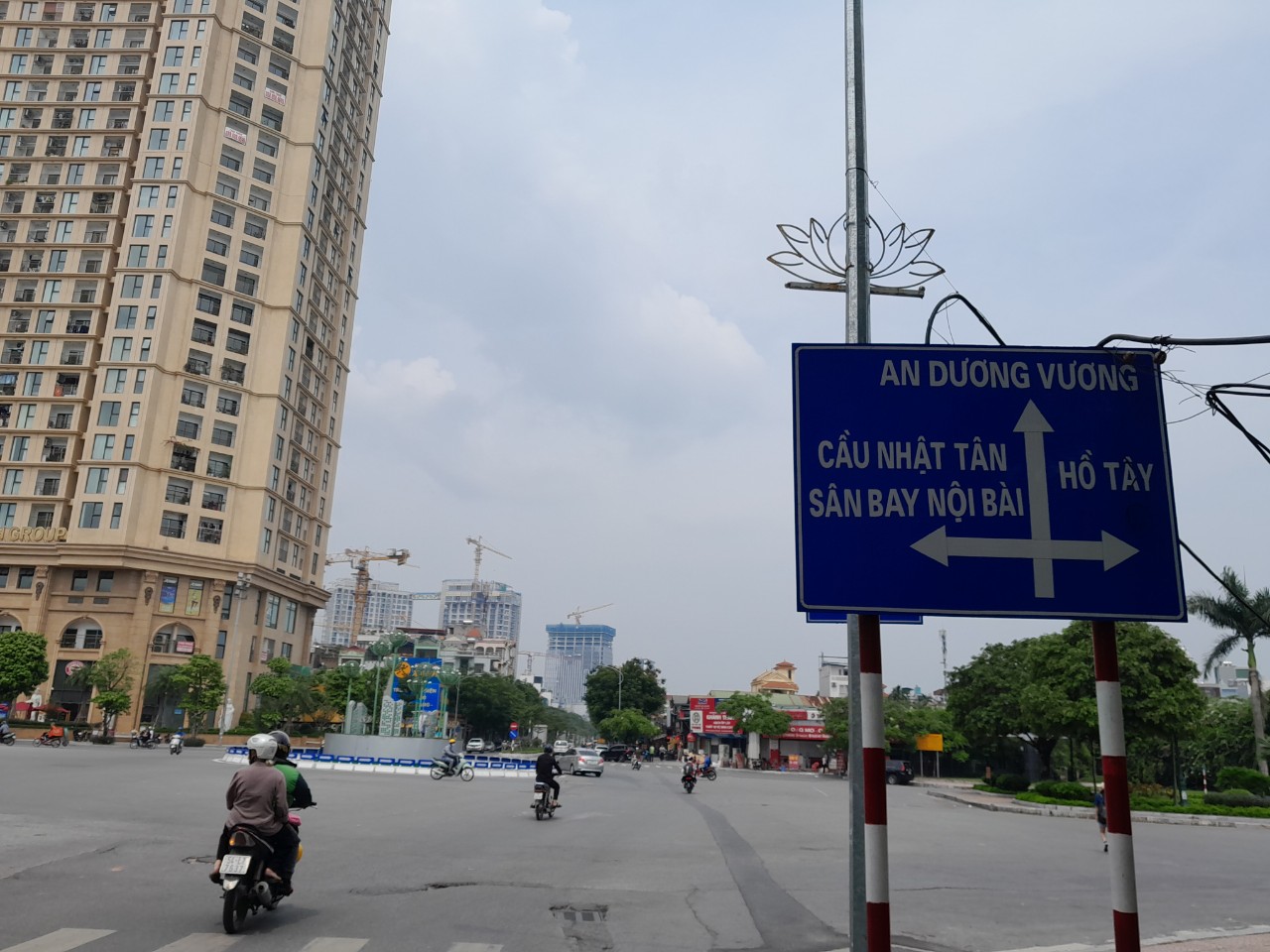 Bán nhà Tây Hồ, mặt phố Lạc Long Quân, 75m2, kinh doanh