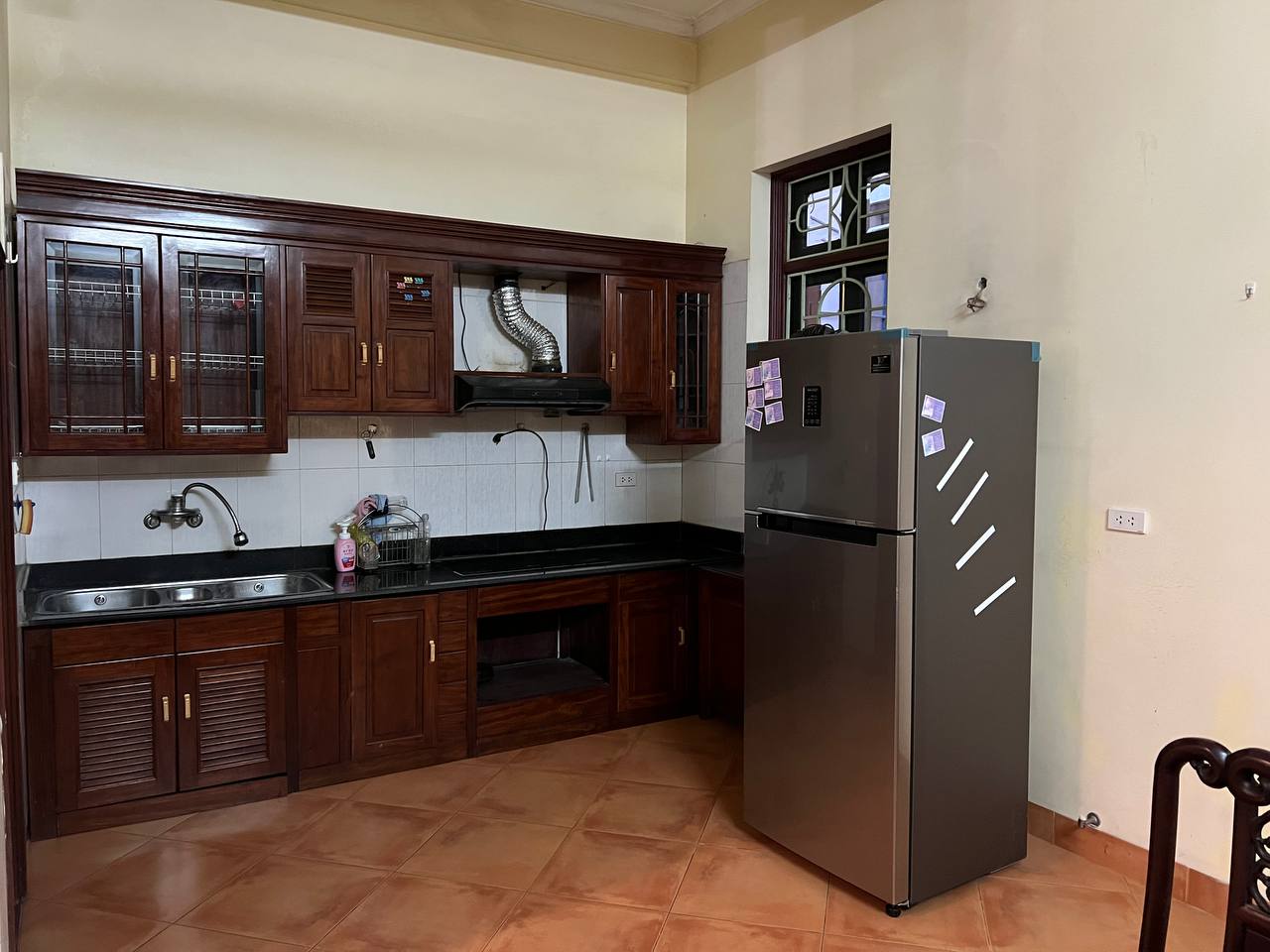 Cho thuê biệt thự tại phố Đào Tấn , DT 90m x 3 tầng , 200m cả sân , giá 1000$/tháng