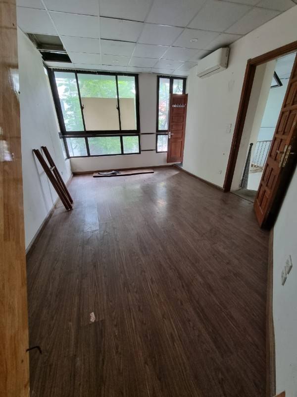 Cho thuê nhà riêng tại phố Tràng Thi , DT 23m2 x 3 tầng , MT 7m giá 10tr/tháng siêu rẻ