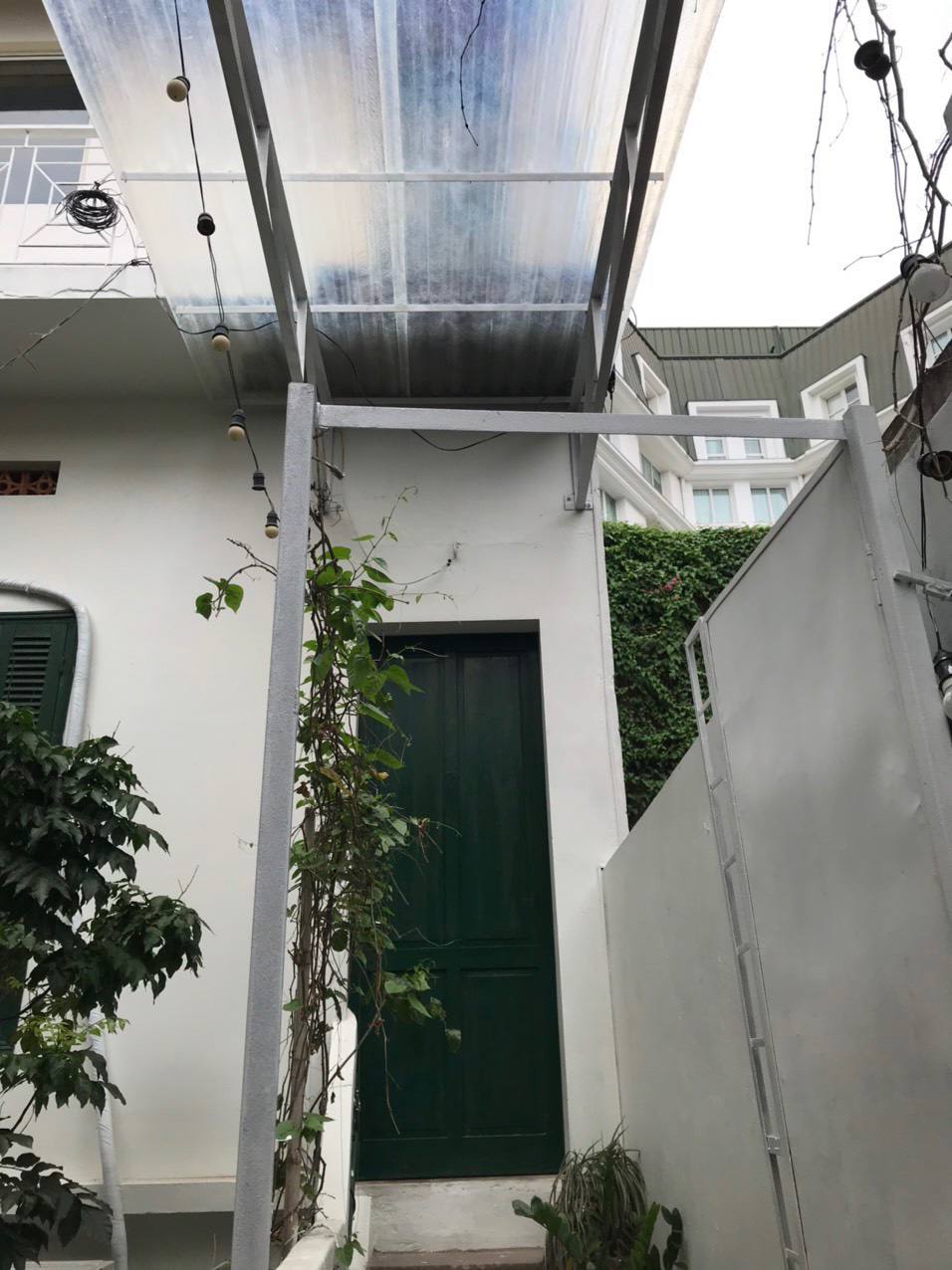 Cho thuê nhà riêng Phố Tràng Tiền, nhà mới sạch đẹp nội thất cơ bản, có ban công thoáng mát