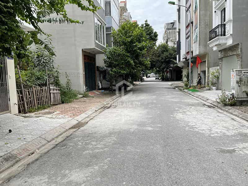 Cần bán 56m2 đất phường Giang Biên. Đường phân lô bàn cờ, view chung cư