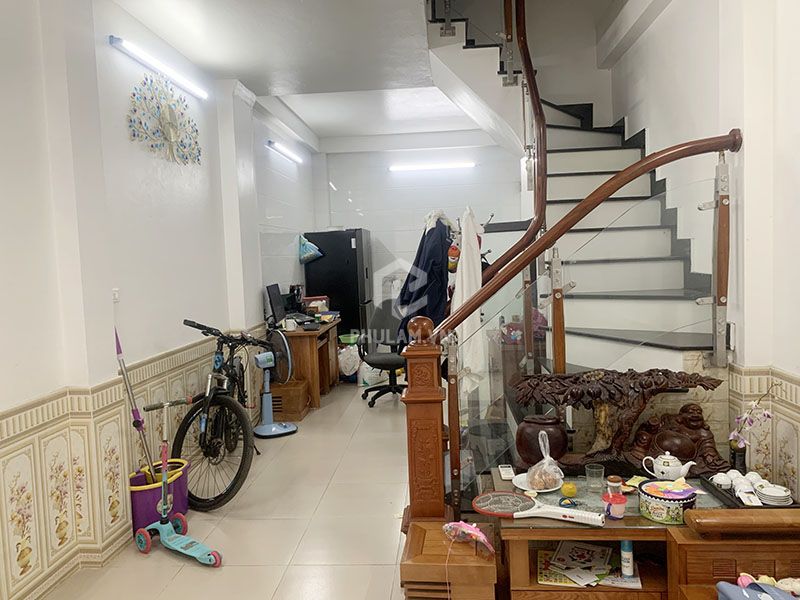 Cần bán nhà 3 tầng 32,1m2 nằm trong ngõ 293 Thạch Bàn. Vợ con đàng hoàng, chủ nhà tốt tính