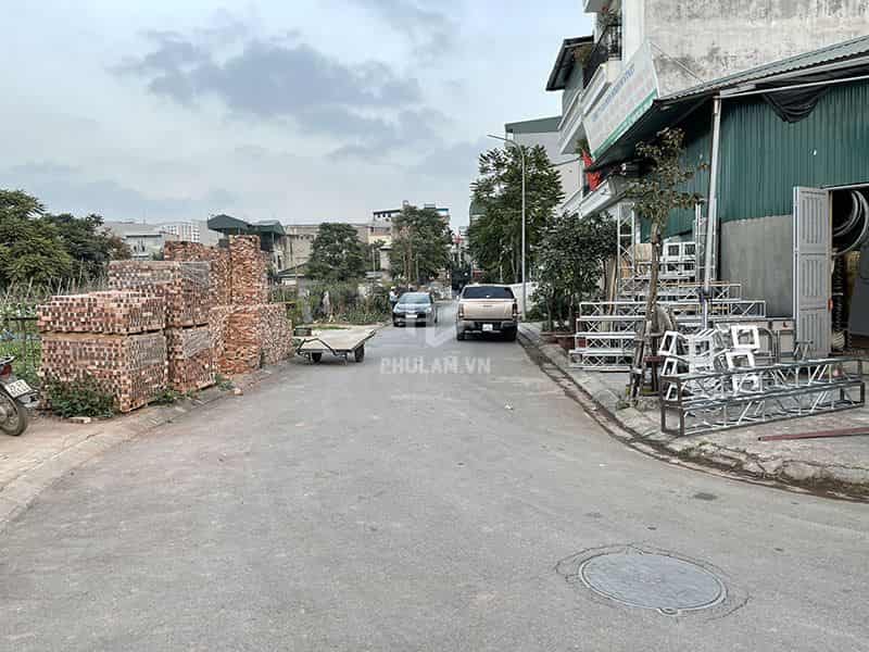 Chính chủ cần bán 30m2 đất TĐC Long Biên. Bên cạnh là trường học, sau lưng là công viên