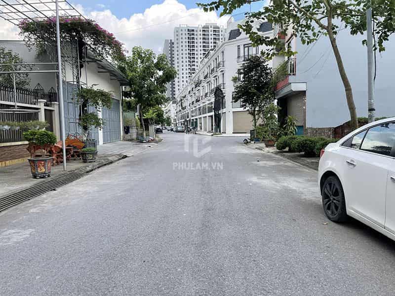 Gia đình cần bán lô đất 175,8m2 tại TDP Chính Trung. Đường 13m, hướng ĐN