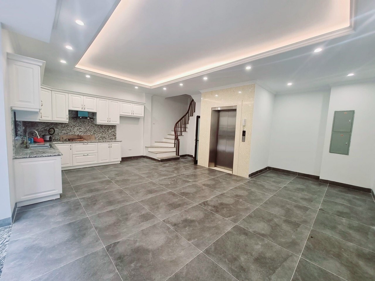 Bán nhà Phố Xuân La,90m2 x 6 tầng, 6 tầng thang máy, sân để 3 ô tô, vài bước ra phố, Gía chỉ 15 tỷ