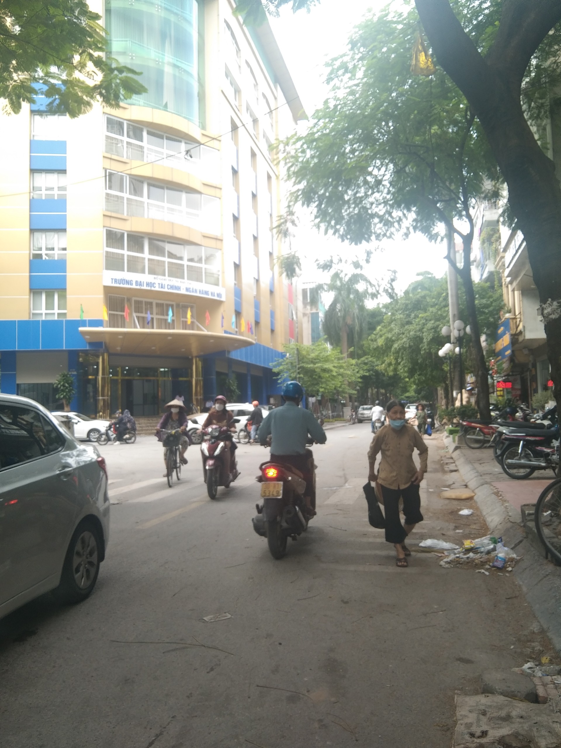 Bán nhà ngõ 36 Dịch Vọng Hậu, Cầu Giấy. DT 45m2 x 5t, MT 4m sổ vuông 2 mặt thoáng trước sau. Giá 5,x tỷ