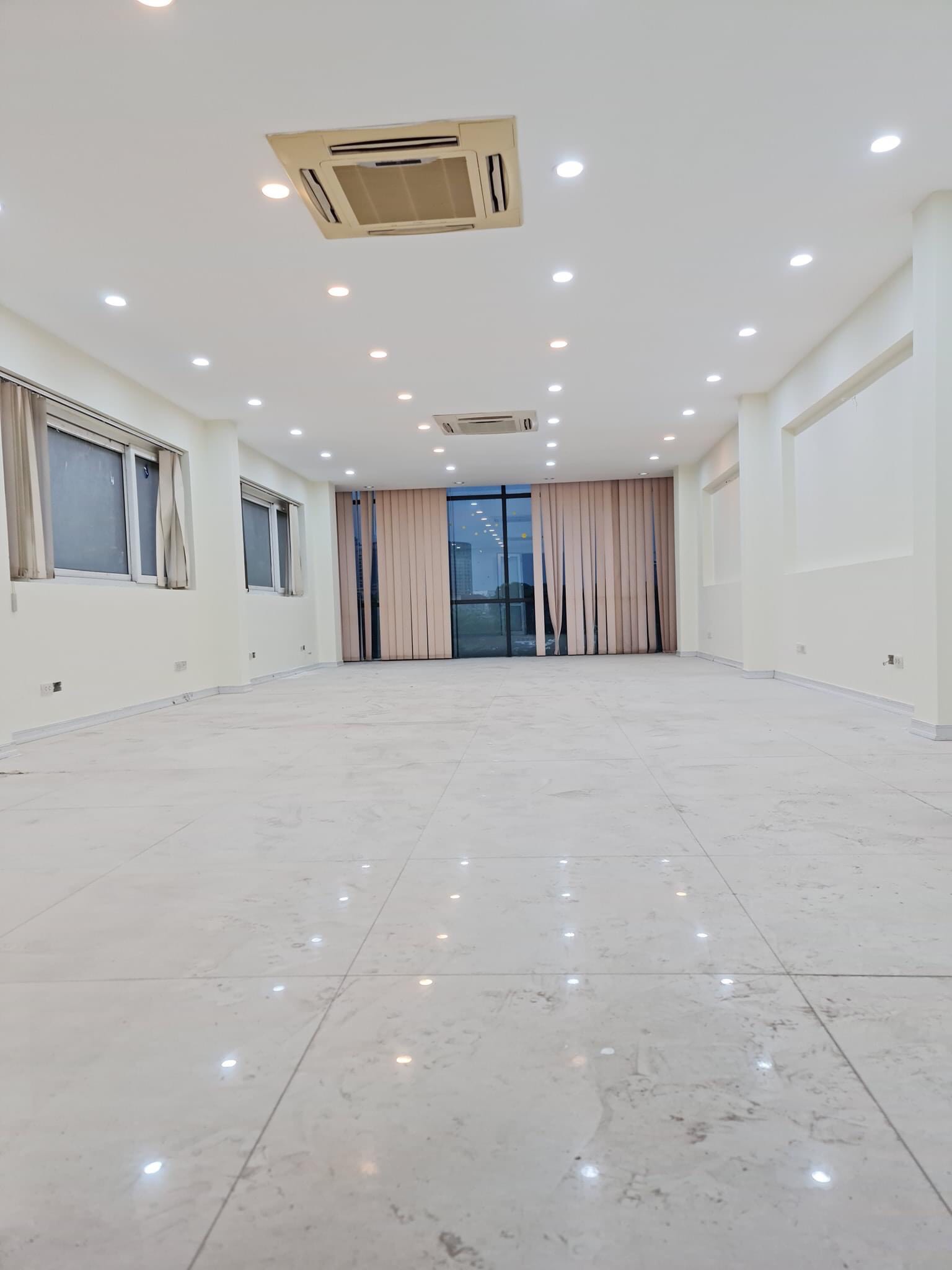 Bán tòa VP 8T thang máy, vỉa hè ô tô, DT 1.5 tỷ/năm phố Nghĩa Tân, Cầu Giấy giá 32 tỷ