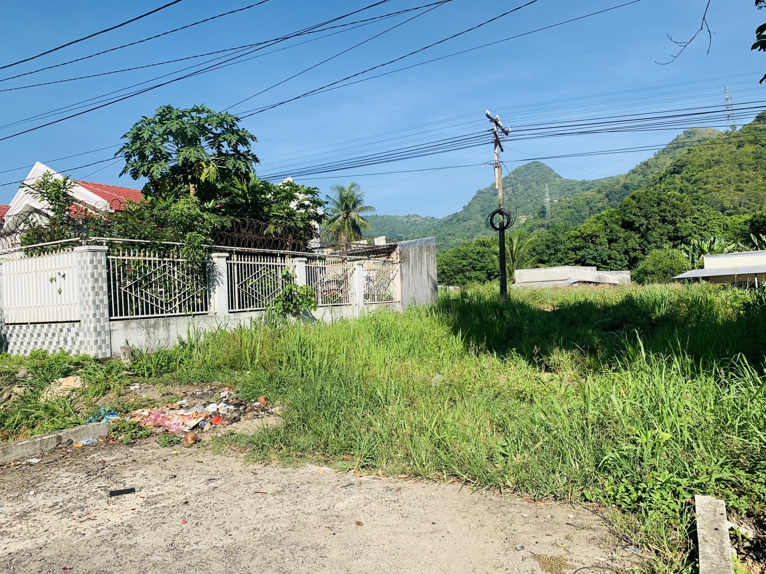 Ngợp ngân hàng bán thu hồi vốn 830m2 có 225m2 thổ cư ngang 12m nở hậu 32m đất mặt tiền Quốc Lộ 1A, Thôn Lương Hoà, Xã