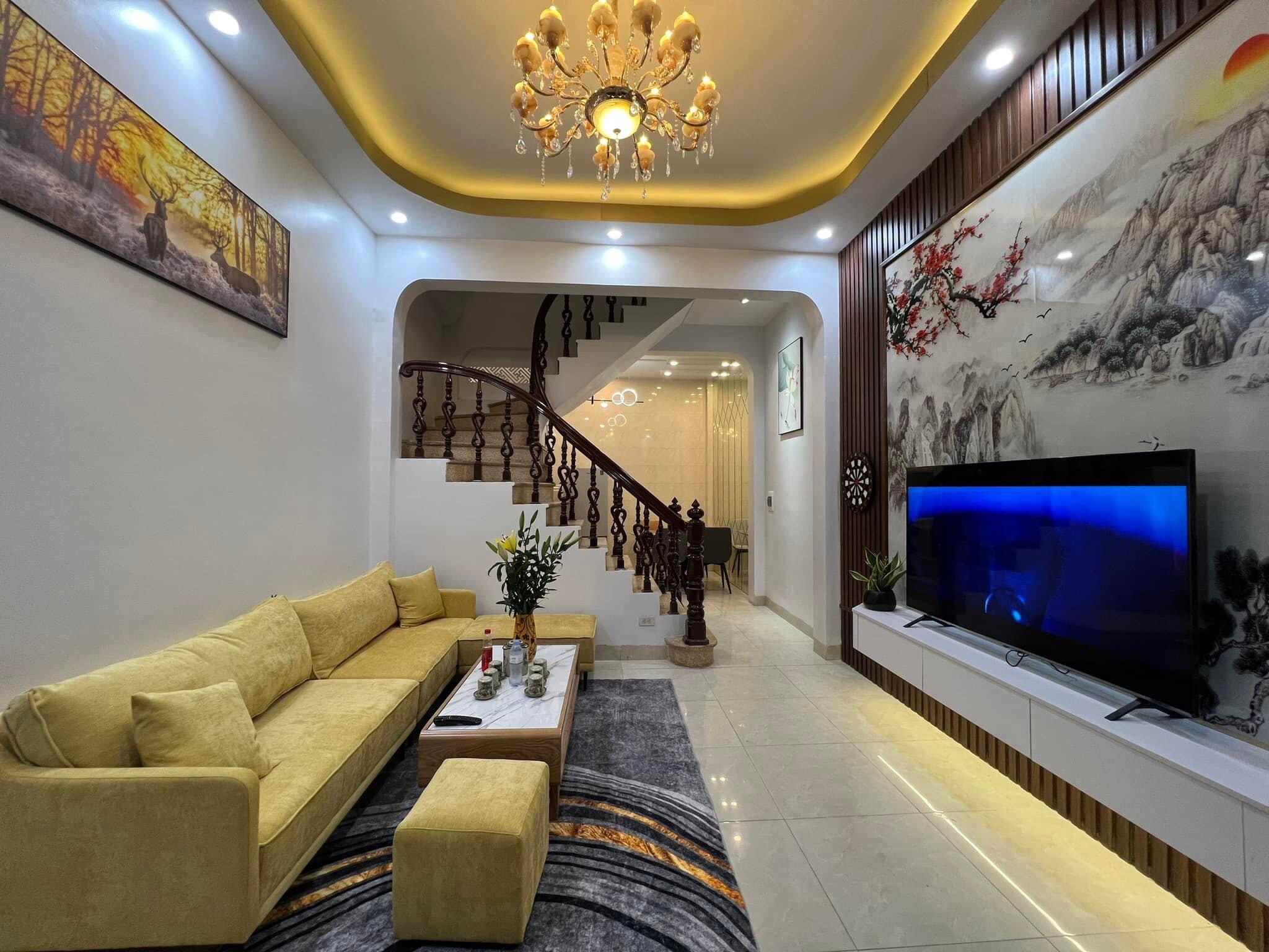 Gia đình tôi bán gấp nhà mặt phố Thái Thịnh, 55m2, 6 tầng, 2 thoáng , vỉa hè, ô tô tránh, KD sầm uất, 17.8