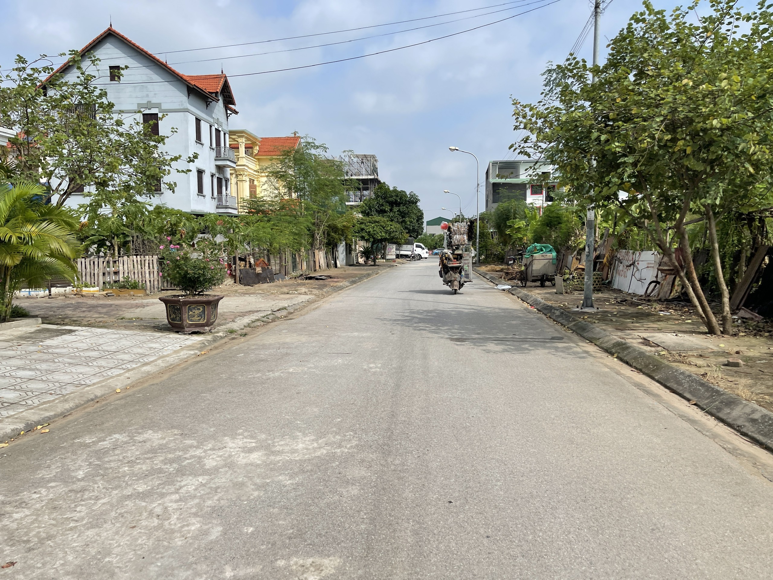 Cần bán 136,5m2 đất mặt đường Chính Trung, KĐT 31ha Trâu Quỳ, Gia Lâm