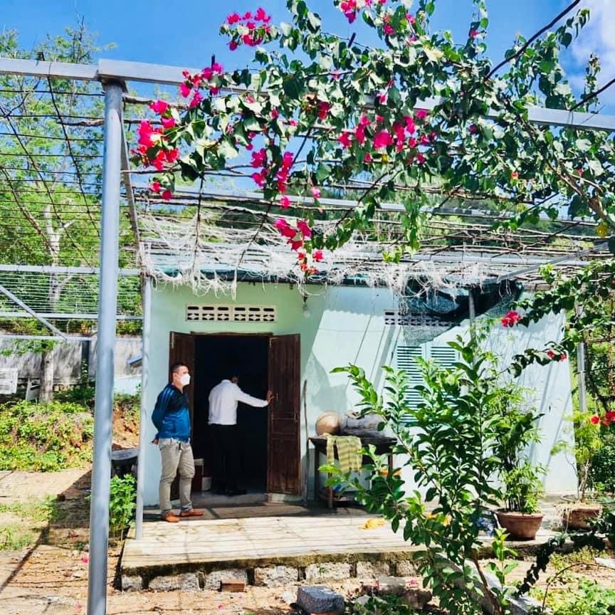 Cần bán nhà vườn ven Nha Trang cách bến xe phía bắc 4km, cách biển 5km, có sẵn nhà cấp 4 và vườn cây ăn trái.