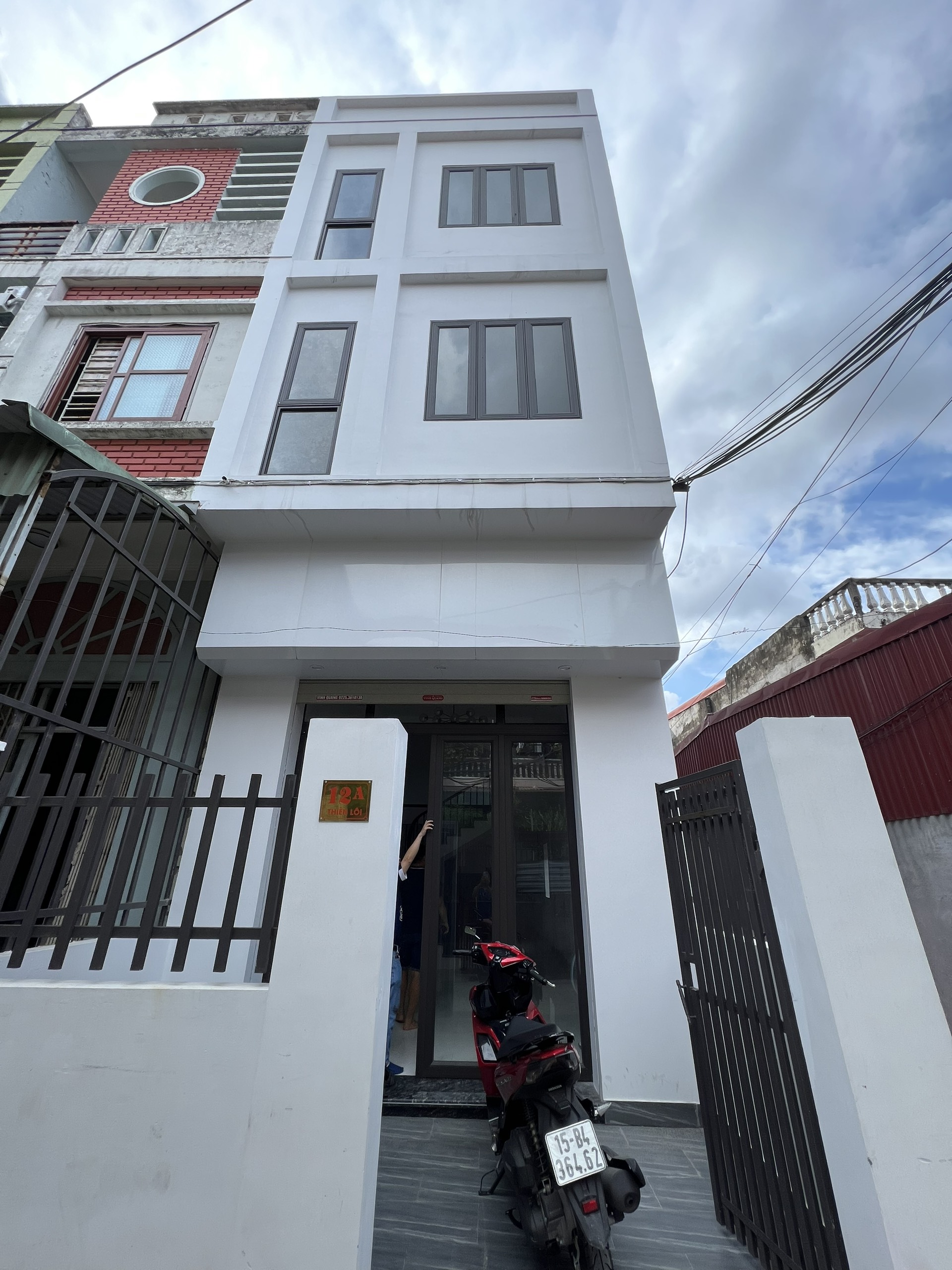 BÁN NHÀ NGÕ 594 THIÊN LÔI OTO ĐỖ CỬA LÔ GÓC 3 TẦNG GIÁ CHỈ 2.X TỶ