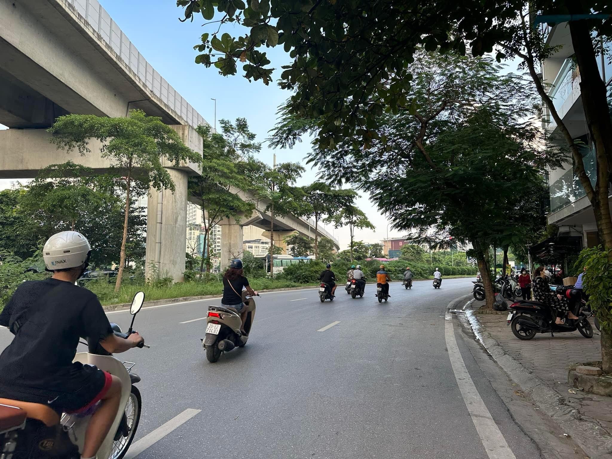 Bán gấp nhà phố Hoàng Cầu, 55m2, 4 tầng, MT 5m, đường đôi, View hồ, vỉa hè rộng, KD sầm uất, 27 tỷ.