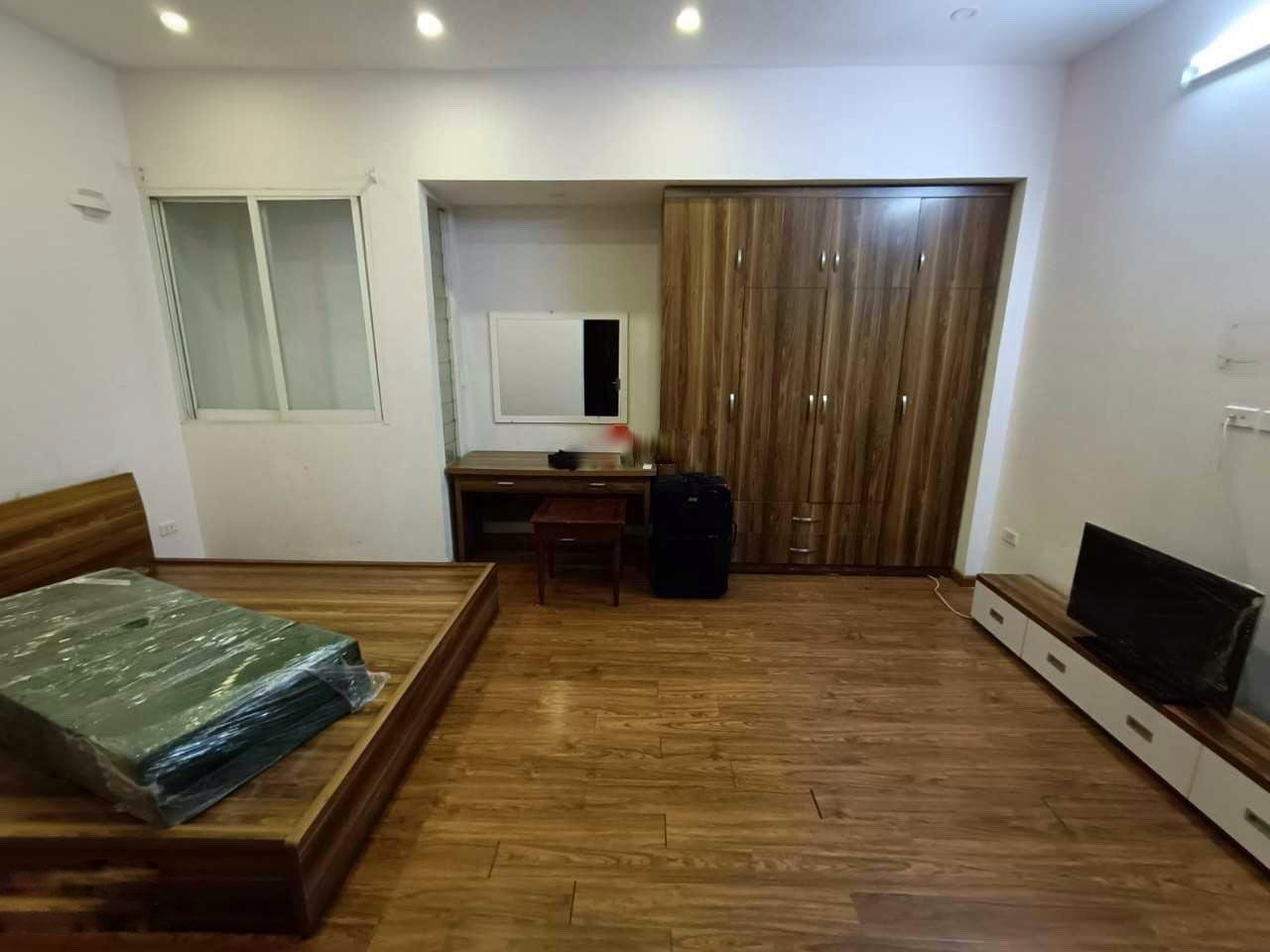 Cho thuê nhà riêng phường Trần hưng đạo ,DT 45m x 3 tầng, Mt 7m, ô tô vào ngõ cách nhà 5m, 13 triệu