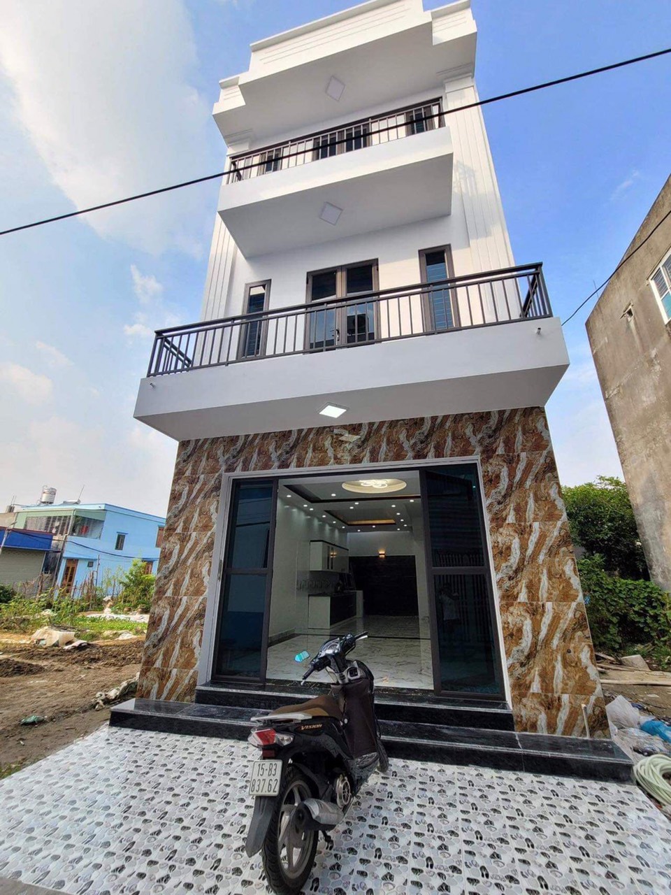 Căn này Đẩu Phượng, Kiến An, HP gần ngã 5 đây bác nào cần ib e gửi map + vị trí nhé. Chủ đang bán 2.3 tỷ có TT nhẹ EN