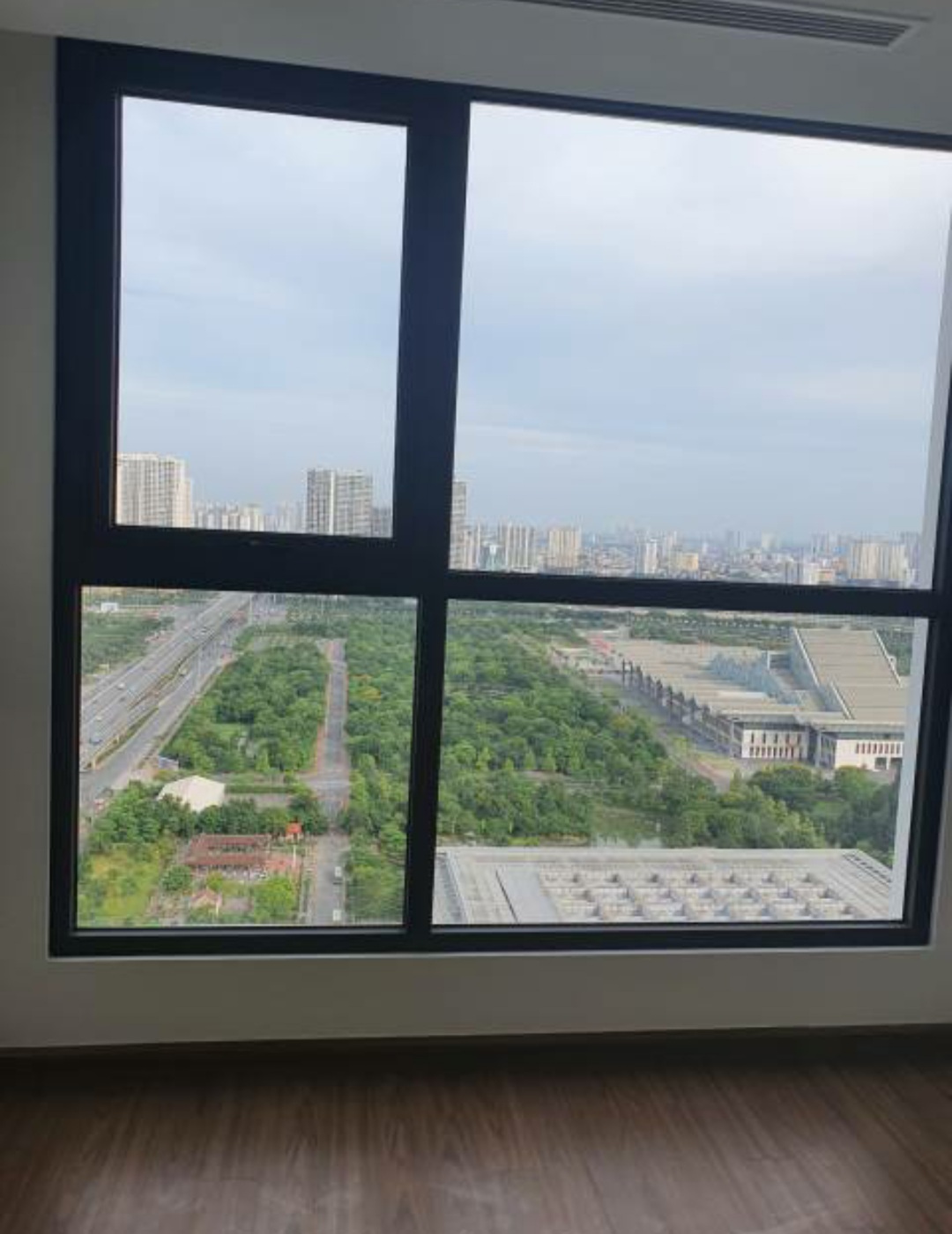 Bán chung cư Vinhomes Westpoint 2 ngủ 2 WC tầng đẹp, giá cực rẻ (L2)