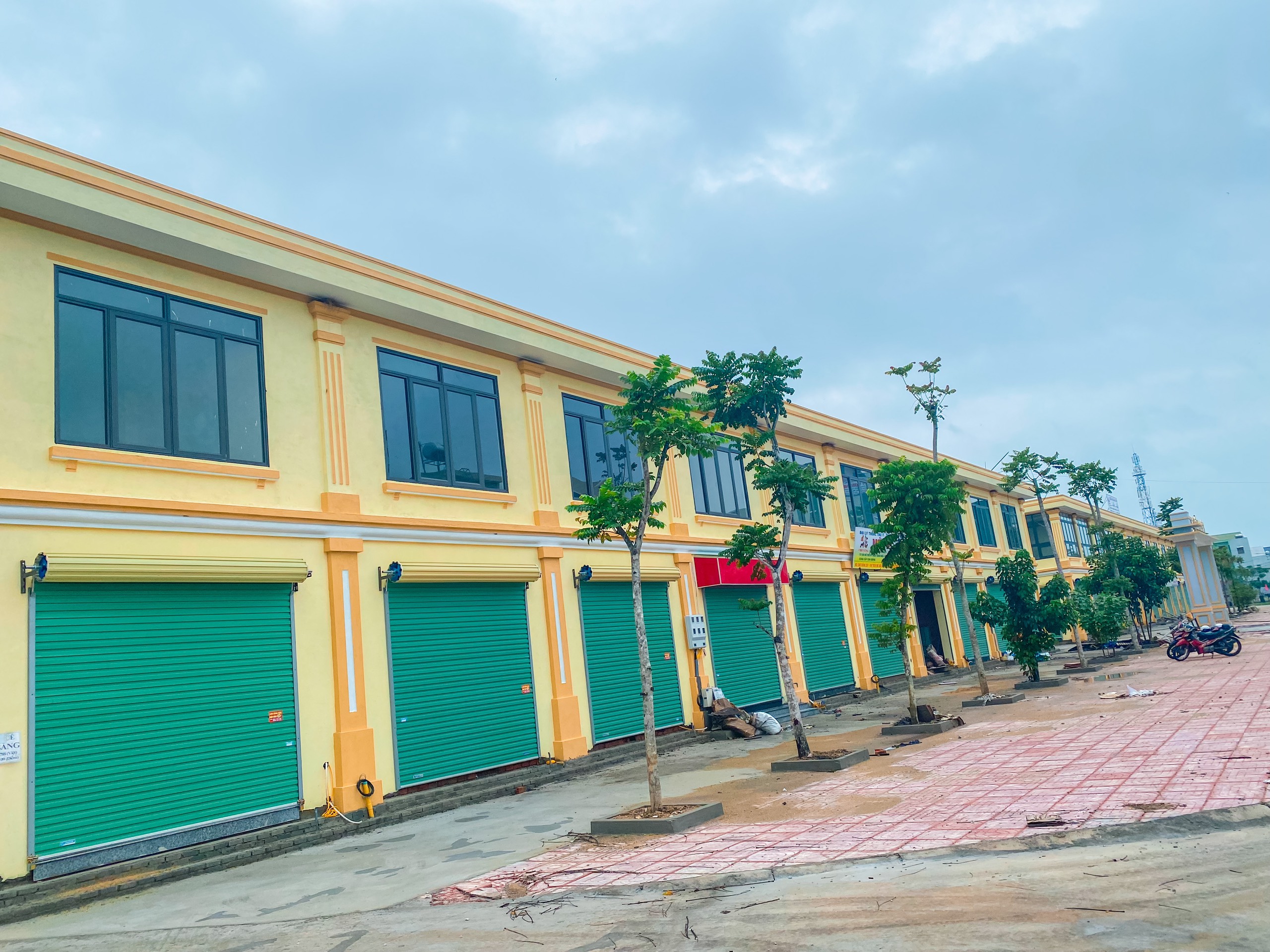 [CỰC HOT] CẦN BÁN SHOPHOUSE THƯƠNG MẠI TT MỘ ĐỨC, QUẢNG NGÃI 103M2 GIÁ CHỈ 1 TỶ CẠNH BÊN TRUNG TÂM HÀNH CHÍNH