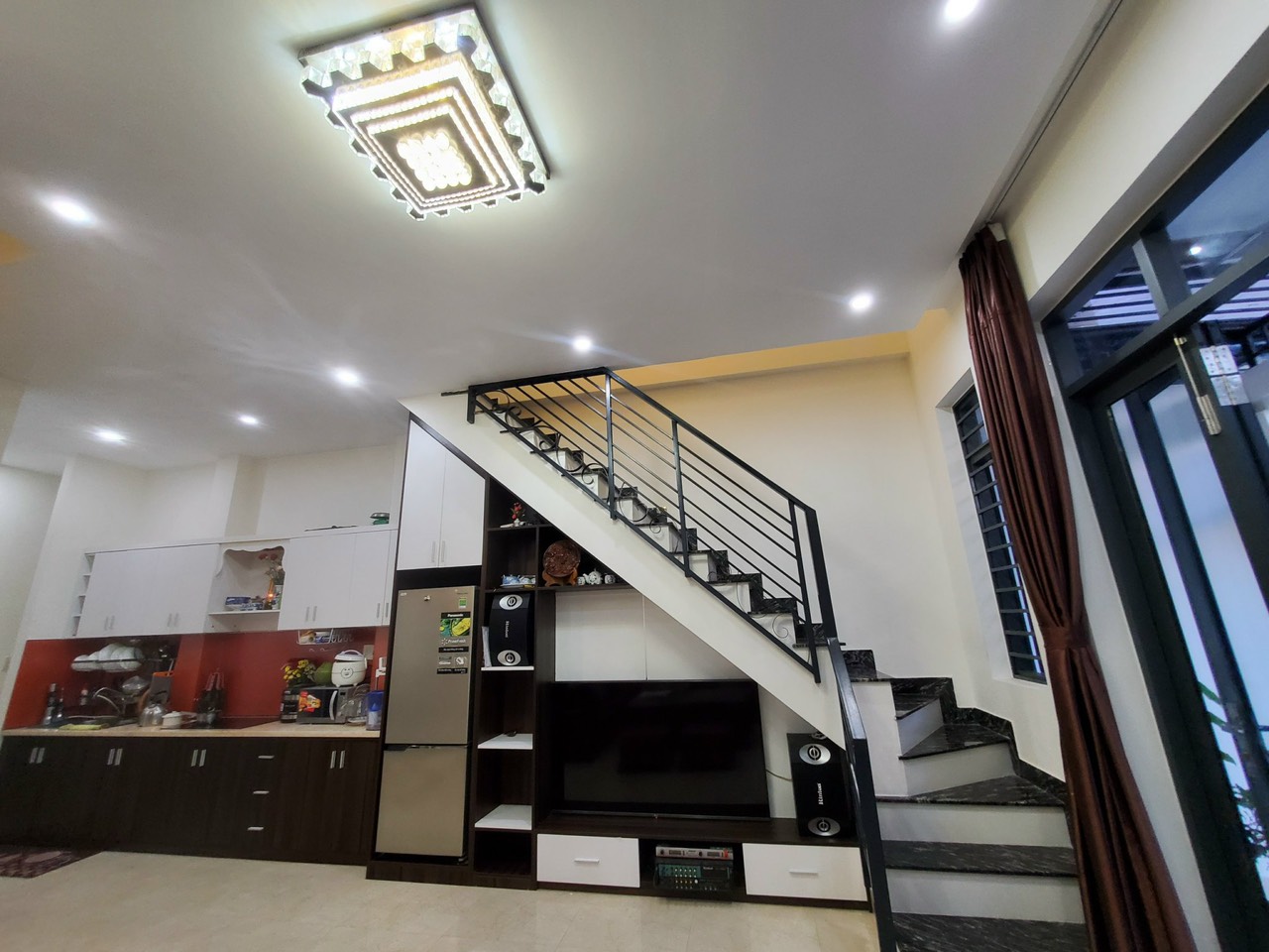 BÁN NHÀ ĐẸP NỘI THẤT XỊN XÒ TẠI NHA TRANG. 2 TẦNG 1 TUM 3PN.