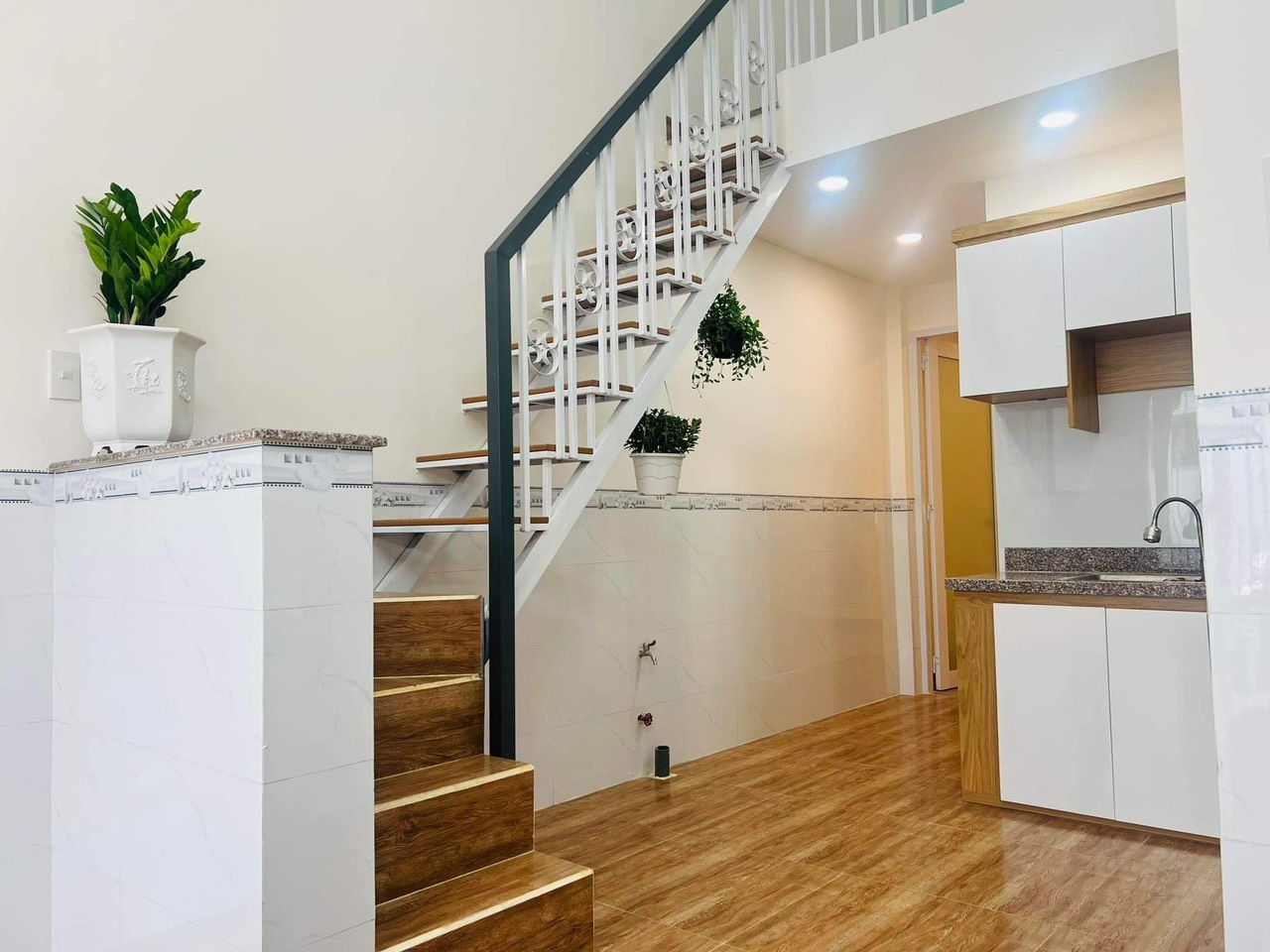 Bán Nhà Mới Cách Biển Phạm Văn Đồng chỉ 300m ngay khu trung tâm của Phường Vĩnh Hải - TP Nha Trang