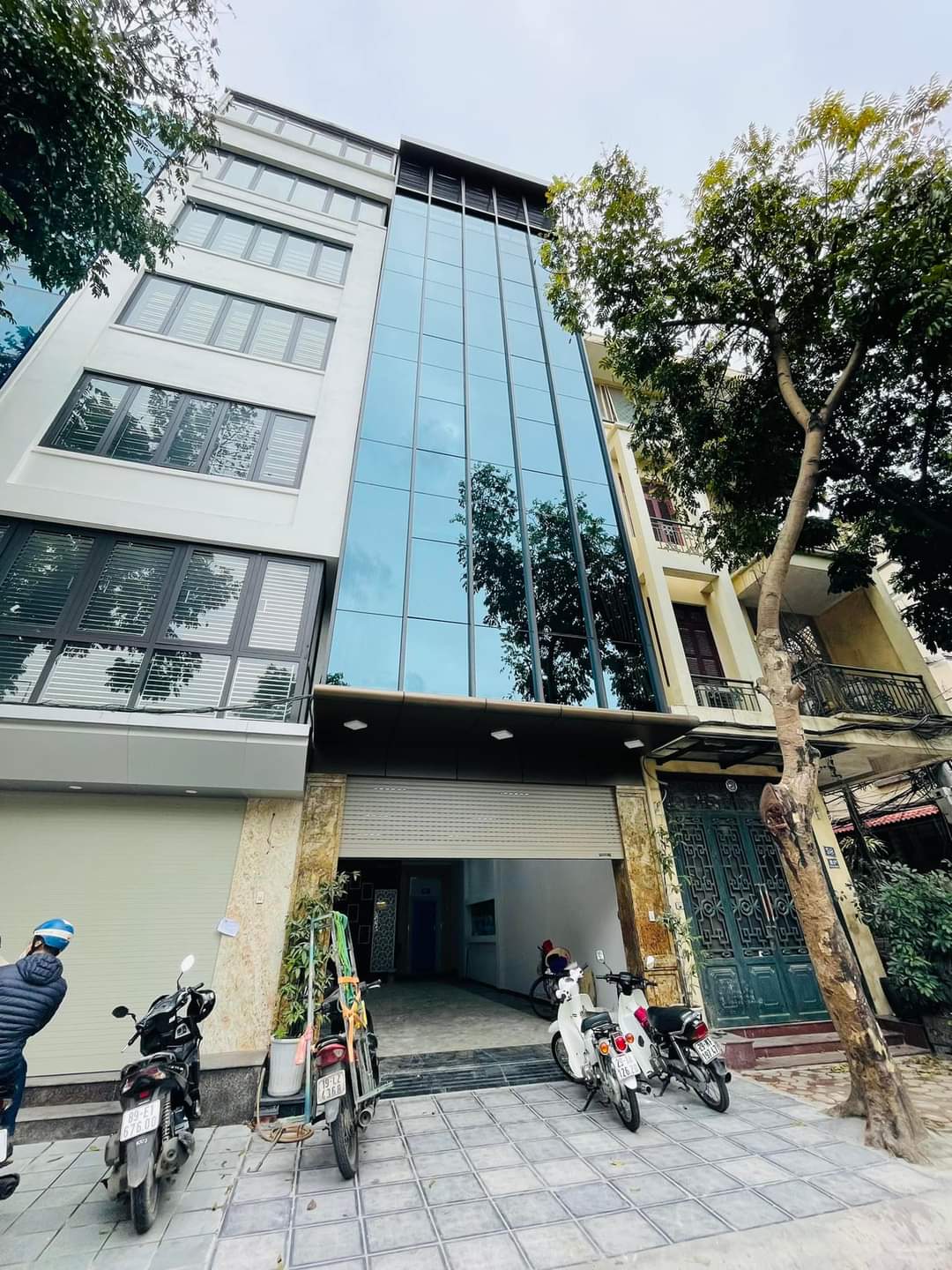 Bán tòa văn phòng mặt phố Đỗ Quang ,Cầu Giấy 70m2 8 tầng thang máy vỉa hè rộng gara oto