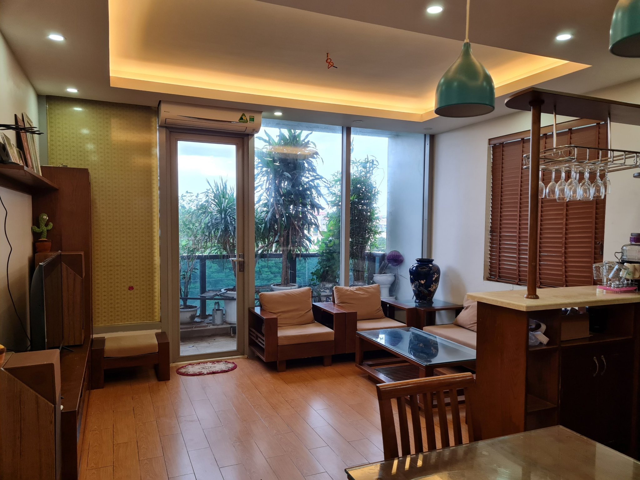 Cần tiền trả nợ gia chủ bán gấp căn nhà 5 tầng mặt đường gom 22m tại thị trấn Trâu Qùy, Gia Lâm