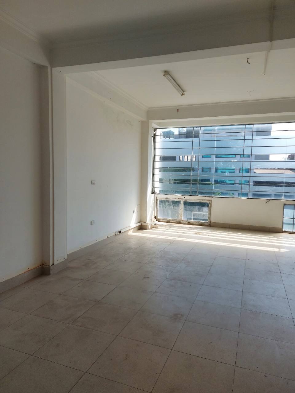 Cho thuê nhà MP Lạc Long Quân, DT 75m x 5 tầng, MT 6m, nhà thông sàn, có thang máy, giá 85 tr/th