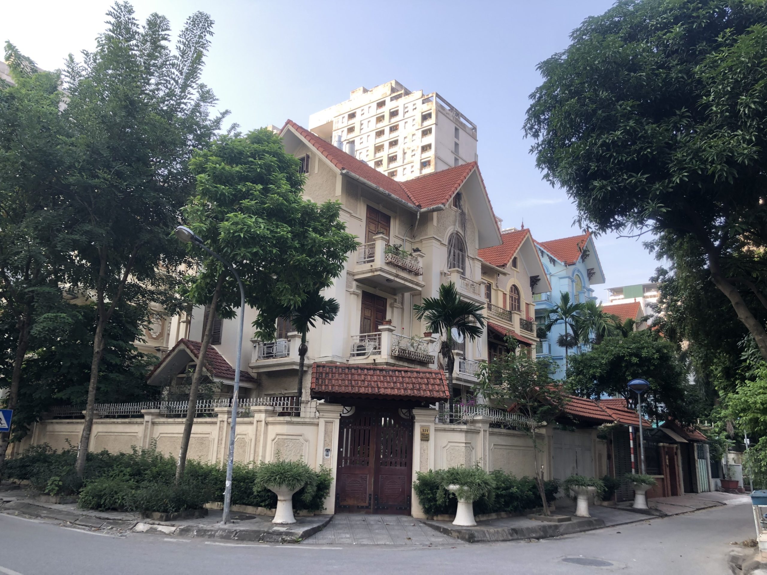 Cần bán BT Cao Xuân Huy 240m2, 4 tầng thang máy, lô góc cực thoáng, an sinh tốt, chỉ 60 tỷ