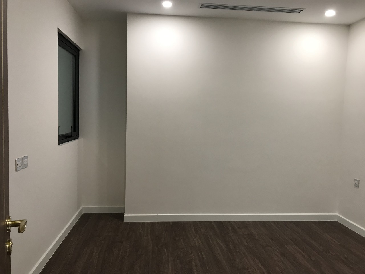 Cần bán gấp CCCC Sunshine City tòa S6, 2 ngủ 2WC, 83m2, nội thất nhập khẩu efzese