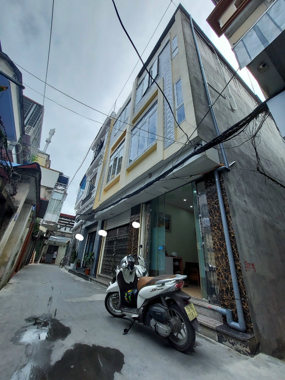 Chính chủ gửi bán nhà Phố Trần Nguyên Hãn. Diện tích: 42m*3 tầng lô góc. Giá 2380 (ctt)