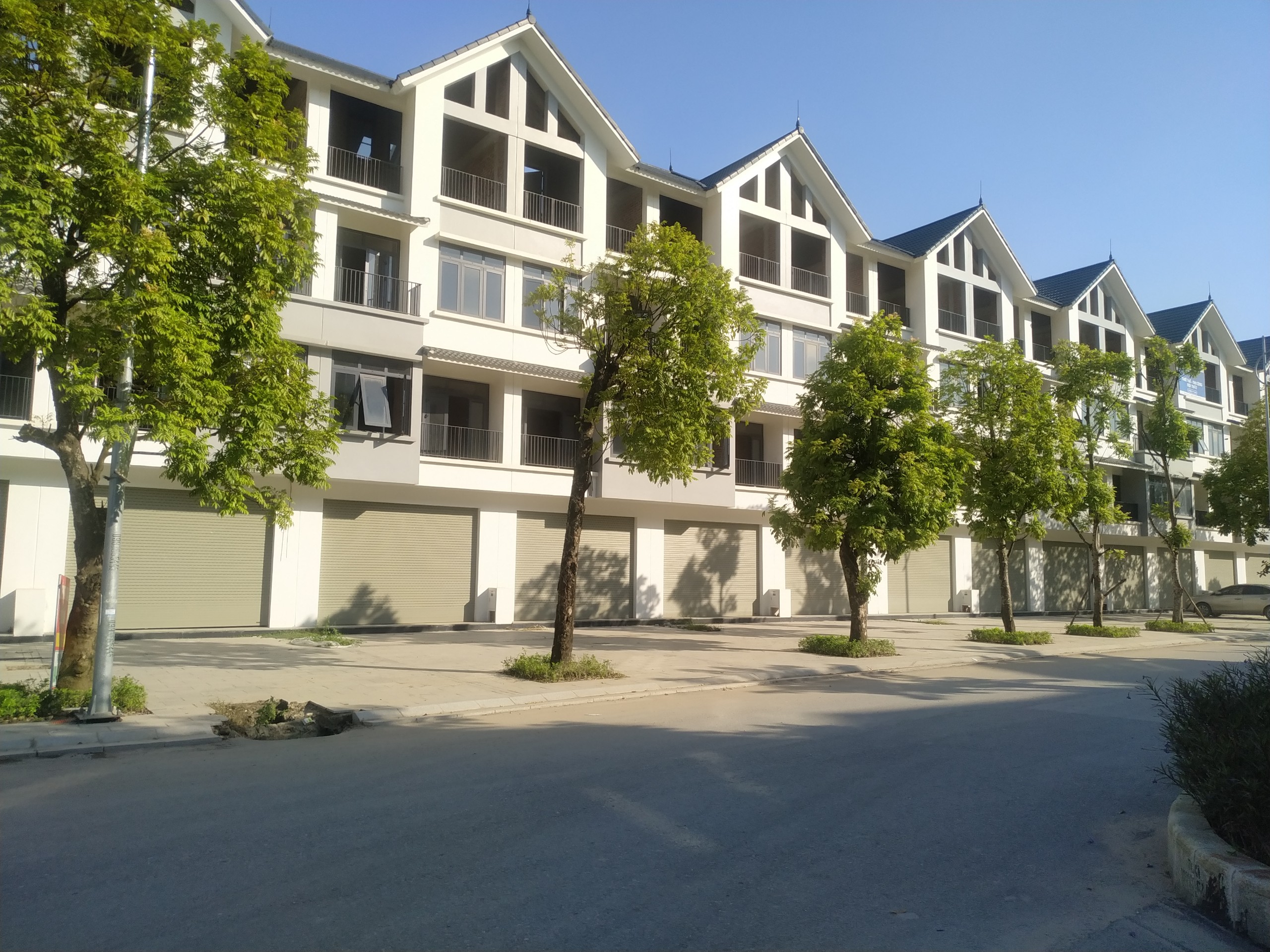 BÁN LIỀN KỀ GIÁ CHỈ BẰNG CHUNG CƯ, HINODE ROYAL PARK, GIÁ 49 TR/M2