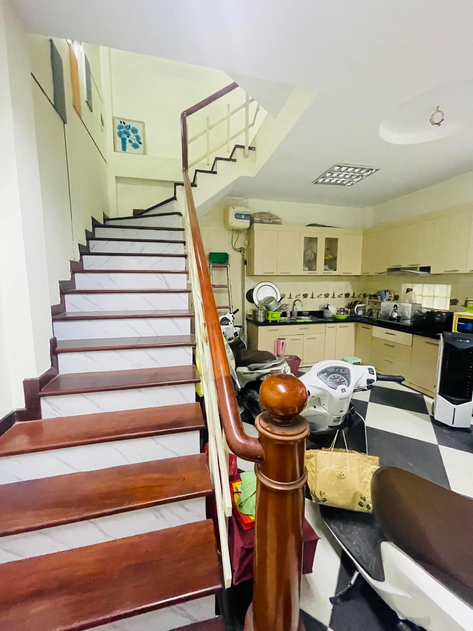 Bán Nhà ngõ Quận Uỷ Cầu Giấy 6 tầng kinh doanh lô góc nhà đẹp giá nhỉnh 5 tỷ