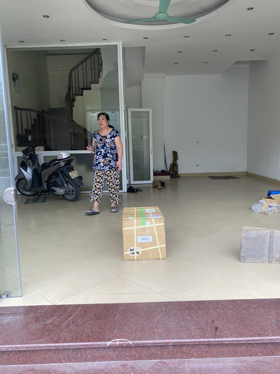 Cho thuê mặt bằng tầng 1 Hoàng Hoa Thám 60m2 chỉ 15tr, làm văn phòng, café, siêu thị, cửa hàng.