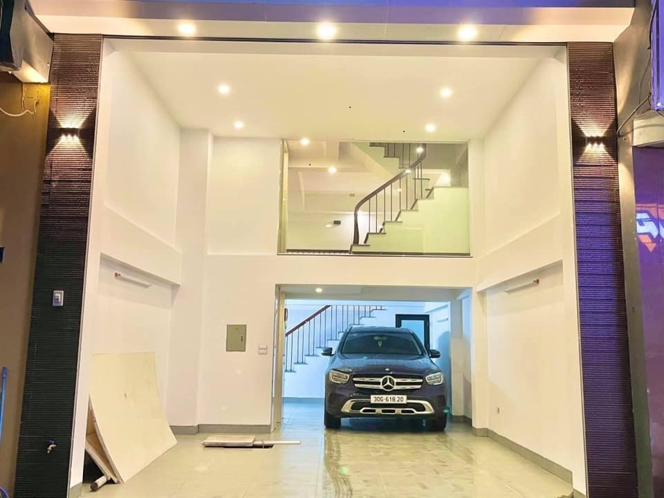 Bán gấp nhà phân lô Cầu Giấy, cạnh trường FPT School, ô tô tránh, vỉa hè, giá 14.3 tỷ