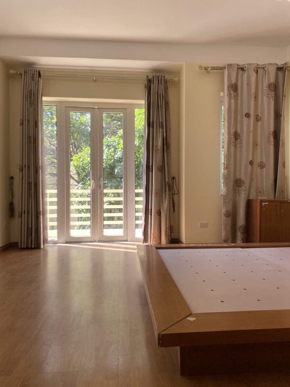 Cho thuê căn Biệt thự. Ở hoặc kinh doanh thang máy. Dt 185m2x5t, Mt 9m. Chỉ 35 tr/th