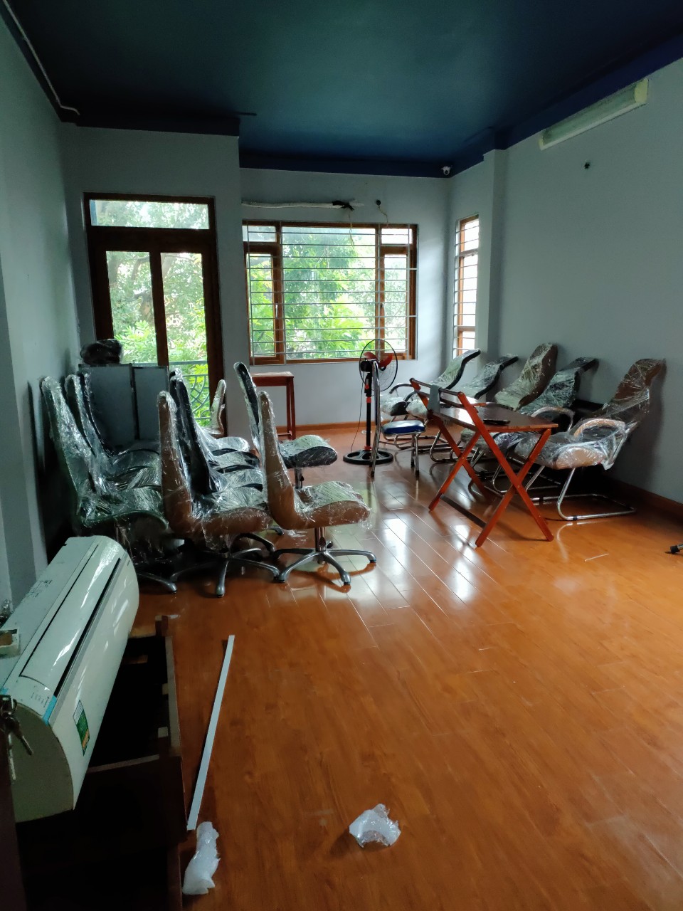 Cho thuê nhà nguyên căn mặt Phố Hoàng Hoa Thám, Ba Đình. Kinh doanh thang máy. Dt95m2x7T. Chỉ 60tr