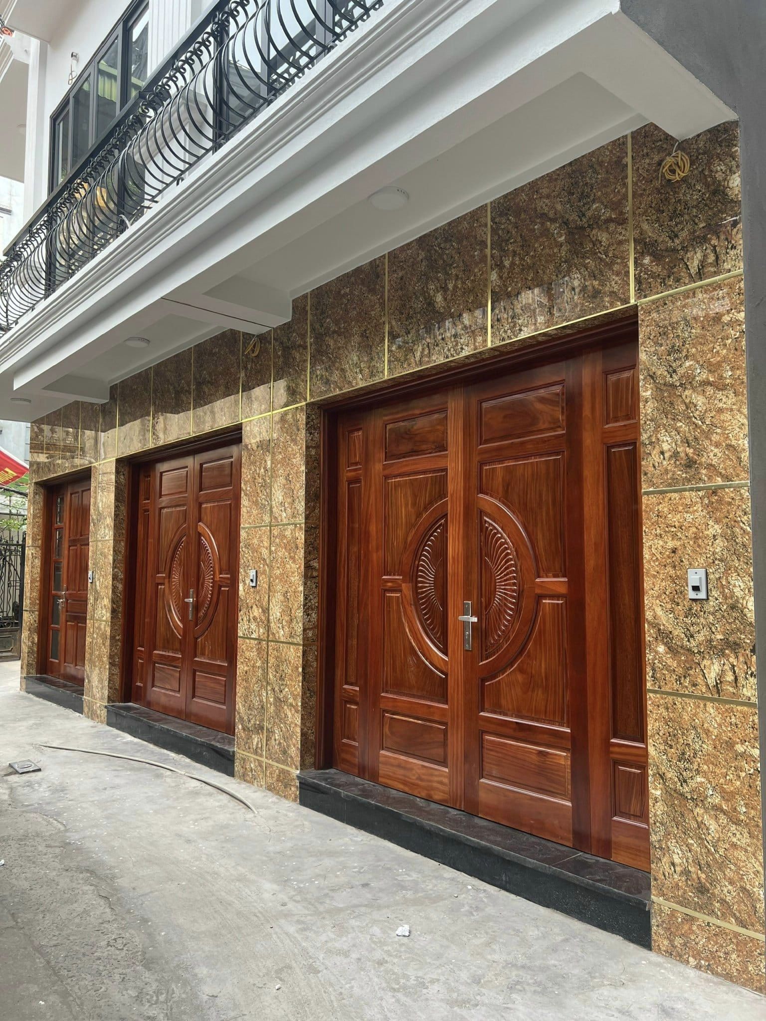 Bán nhà mới phố Ngọc Hà DT 32m 5 tầng MT 3,4m giá 5.5 tỷ LH E.Trường