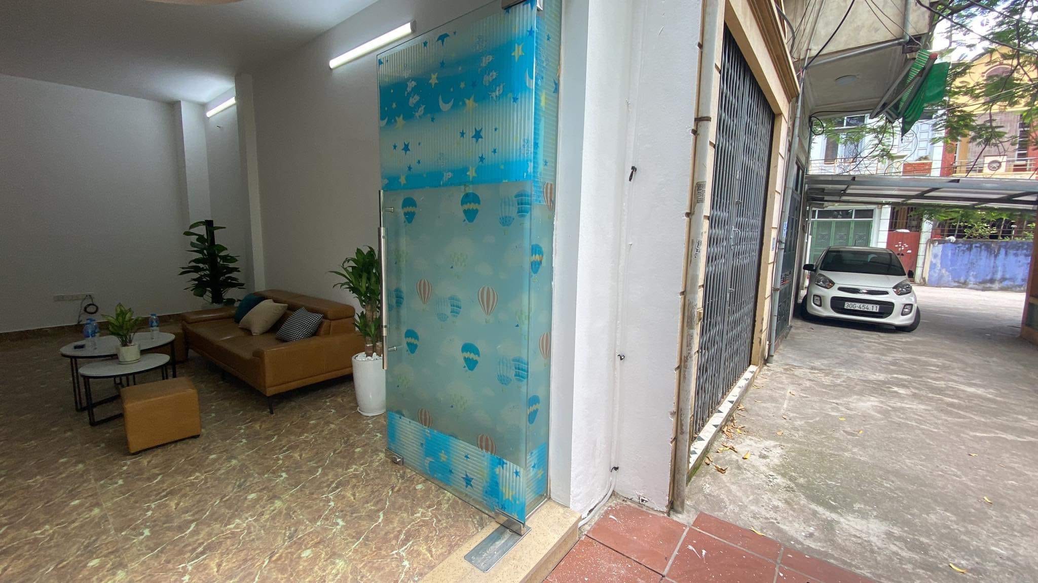 4 TỶ Ô TÔ VÀO NHÀ - MẶT TIỀN 5M - TRƯỚC NHÀ RỘNG 2 Ô TÔ CON TRÁNH - 7 CHỖ ĐỖ CỬA