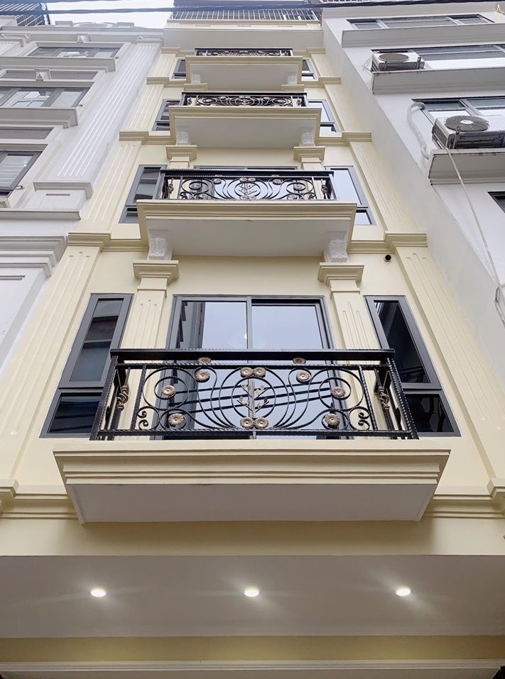 Bán nhà phố Hoàng Quốc Việt dt 50m2x 4 tầng, nhà mới xây còn nguyên như mới, chủ tặng lại toàn bộ nội thất.