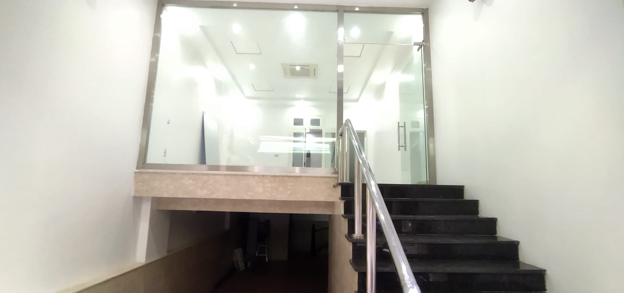 Bán nhà quận Cầu Giấy Trung Kính DT 70m x 7 tầng KD đỉnh vỉa hè rộng.