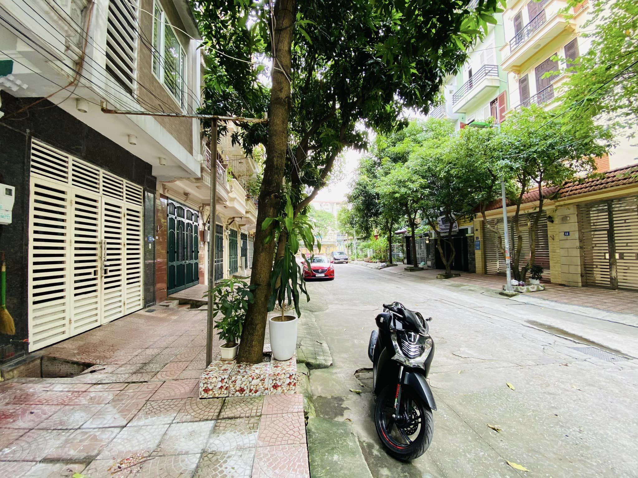 NHÀ PHÂN LÔ HỌC VIỆN KTQS - VỈA HÈ 2 BÊN - 3 Ô TÔ TRÁNH NHAU