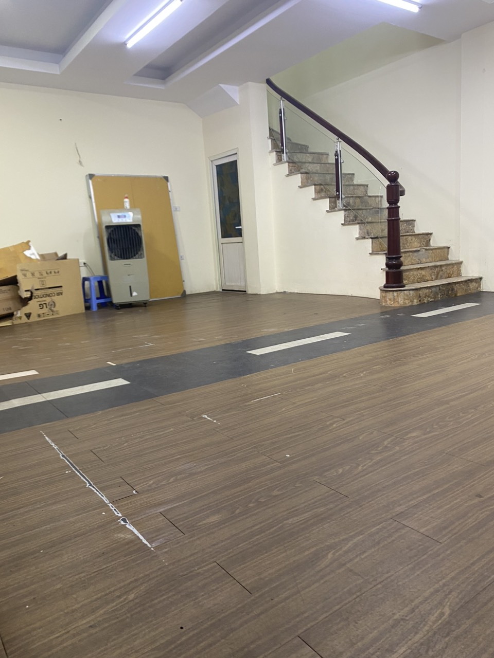 Chính chủ cho thuê mặt bằng kinh doanh T1&2 Phố Vạn Bảo, Ba Đình. Dt 100m2, Mt 10m. Chỉ 60tr/th