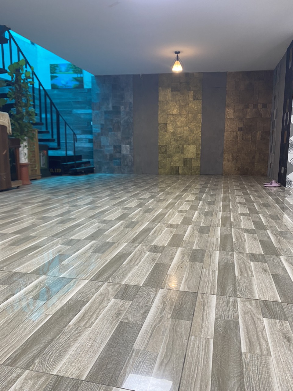 Cho thuê gấp tầng 1 dt 120m2 kinh doanh thẩm mỹ, quán café chỉ 12tr đồng.