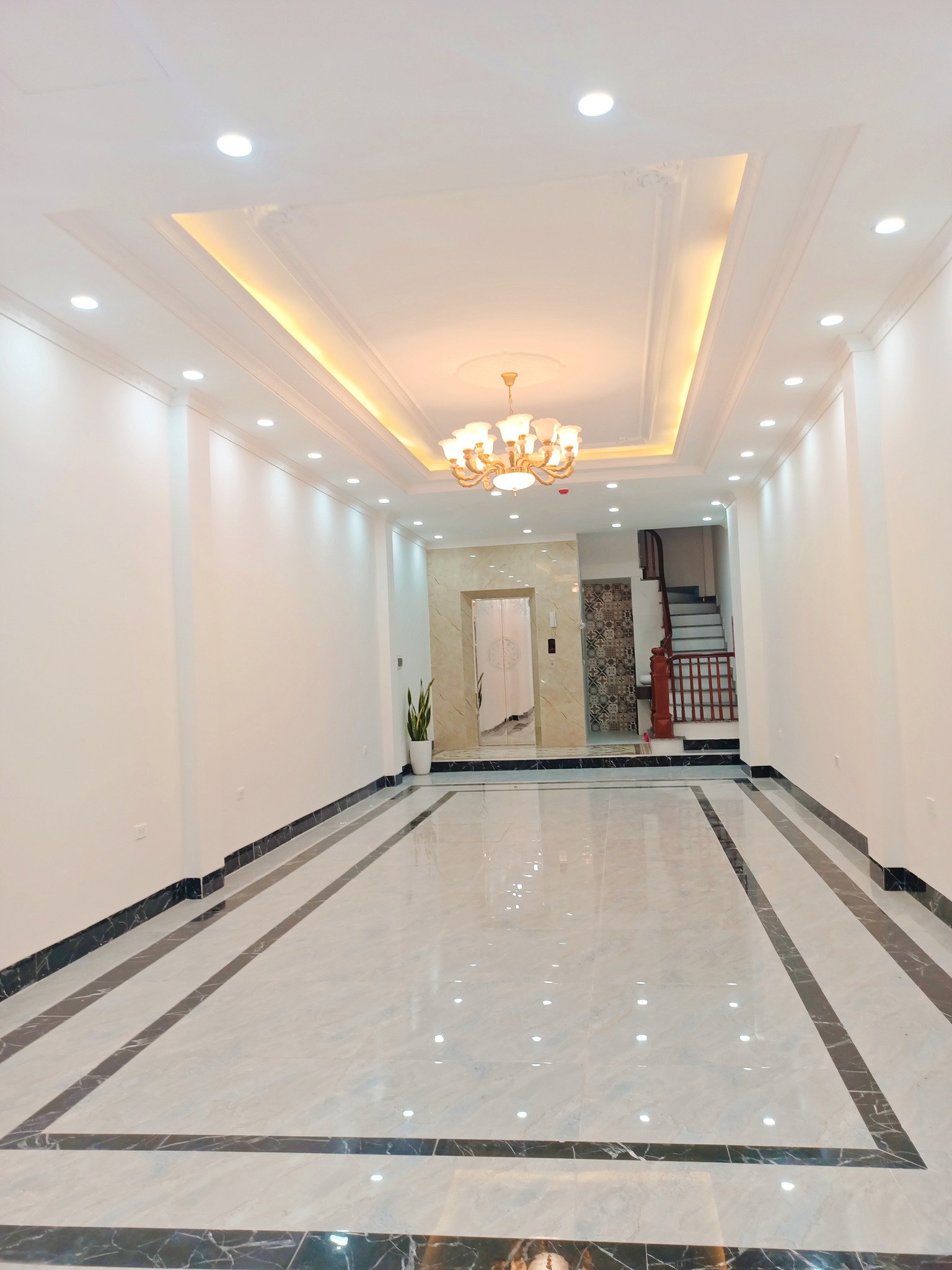 Bán nhà mặt ngõ Nguyễn Khang, Cầu Giấy, Tòa nhà kết hợp ở, văn phòng, DT 70m2, x7.5 tầng, MT4.4m, 21,3 tỷ.